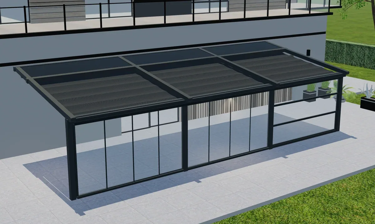 Ansicht der erhöhten Pergola von Tenteks Italia mit Dachabschnitten und verglaster Fassade