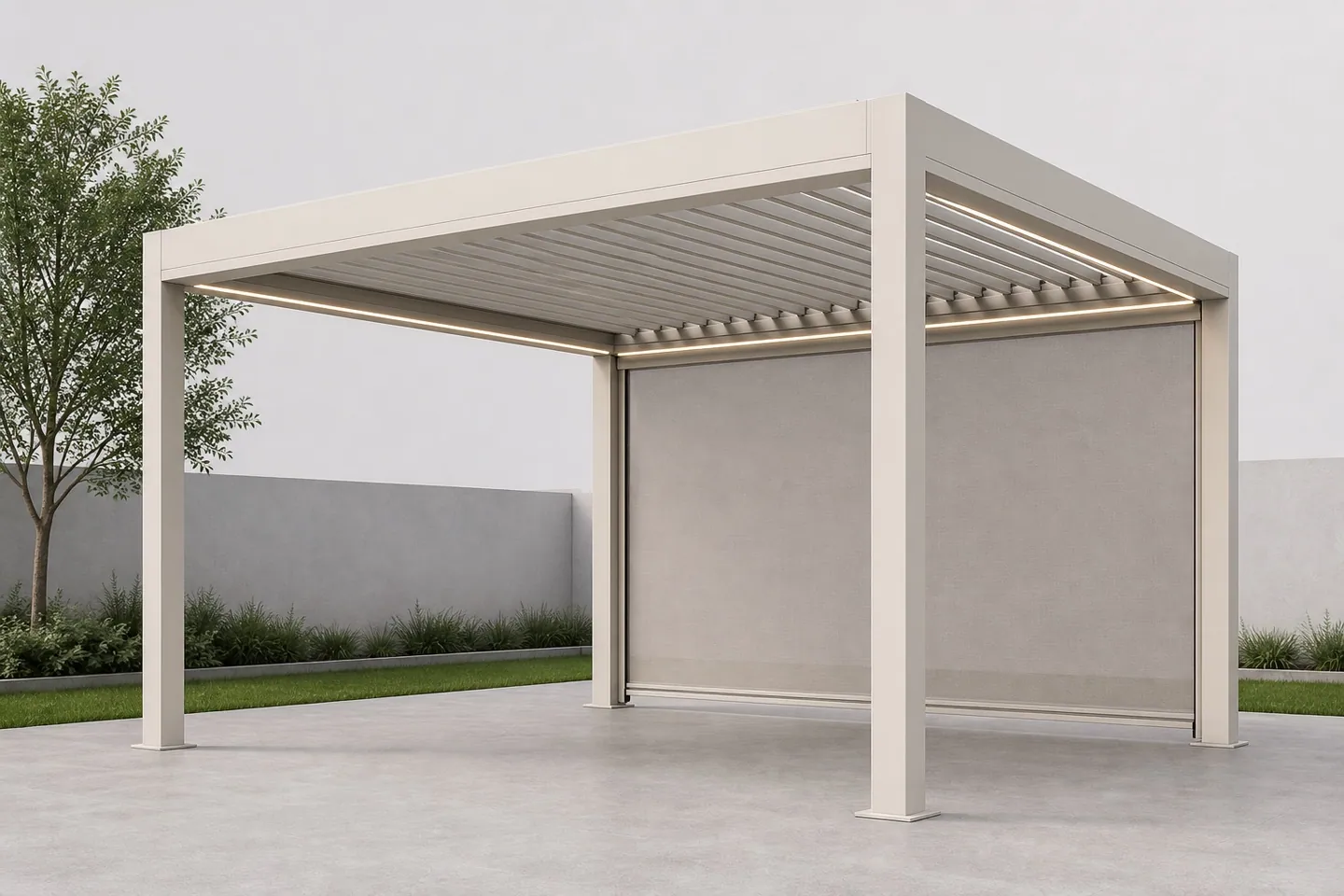 Illustrative freistehende cremefarbene Pergola mit Lamellendach, umlaufender Beleuchtung und seitlichem Screen.
